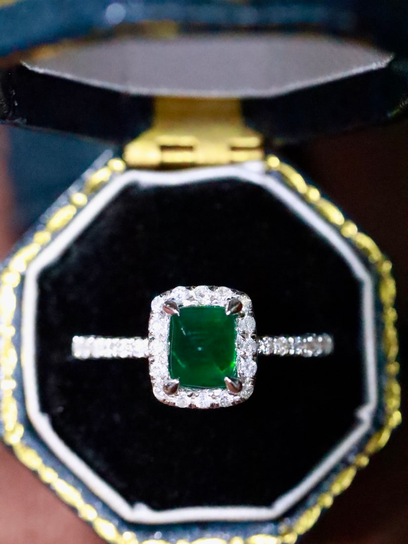 18K Gold Emerald Ring: This ring showcases the natural allure of emerald with its elegant design and exquisite craftsmanship. The brilliance of the main stone is complemented by the diamond accents, perfectly embodying the