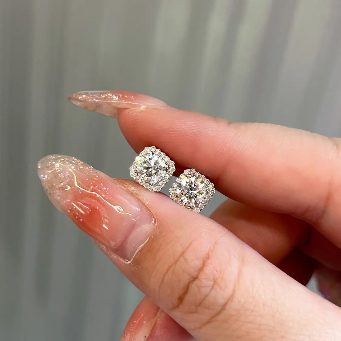 18K Gold Lab-Grown Diamond Earrings: These earrings are crafted from 18K gold and feature lab-grown diamonds, showcasing a simple yet luxurious style. The main diamonds are meticulously cut, radiating a captivating brilliance. Suitable
