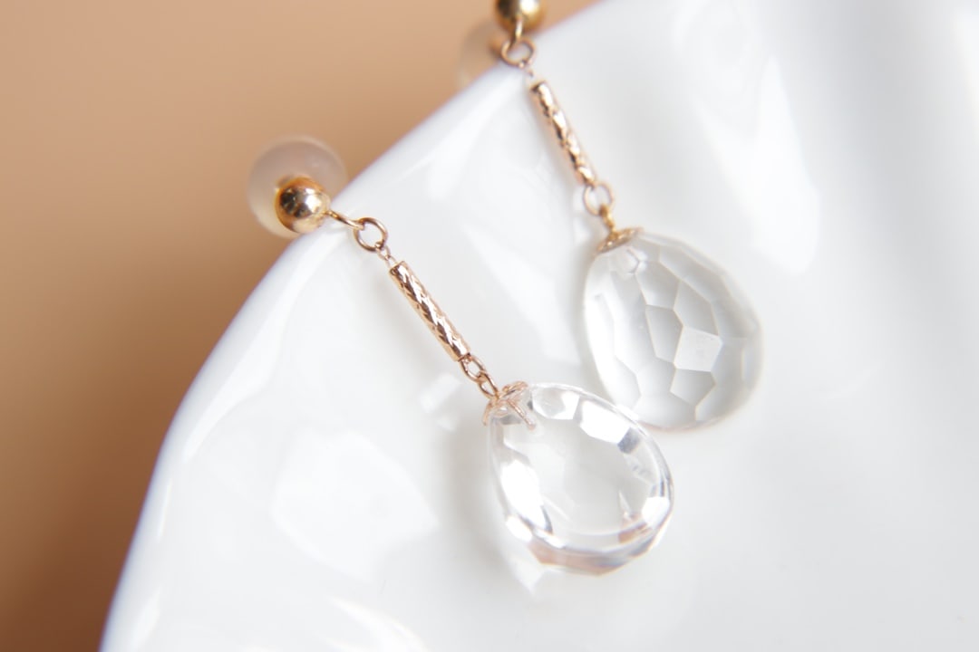 18K Gold Natural Crystal Earrings: These earrings are meticulously set with natural crystals in 18K gold, showcasing a simple yet elegant style. The crystal's color is clear and captivating, suitable for various occasions.
