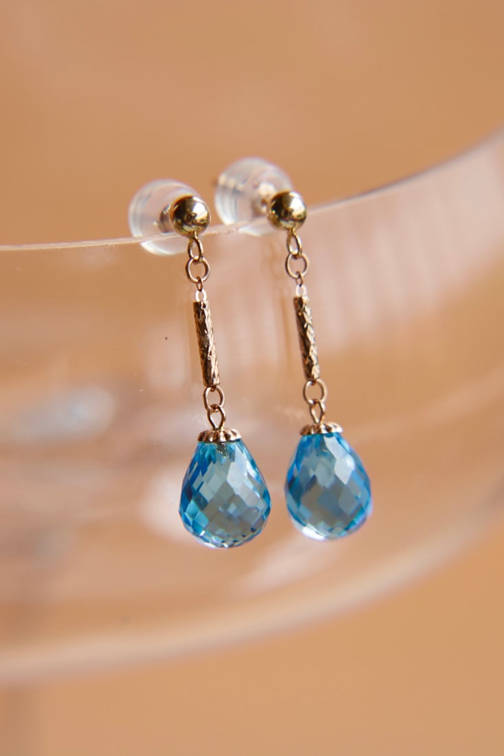 18K Gold Topaz Earrings: These earrings are meticulously crafted from 18K gold, featuring topaz with excellent crystal quality and charming color. Suitable for various occasions, exuding noble elegance.