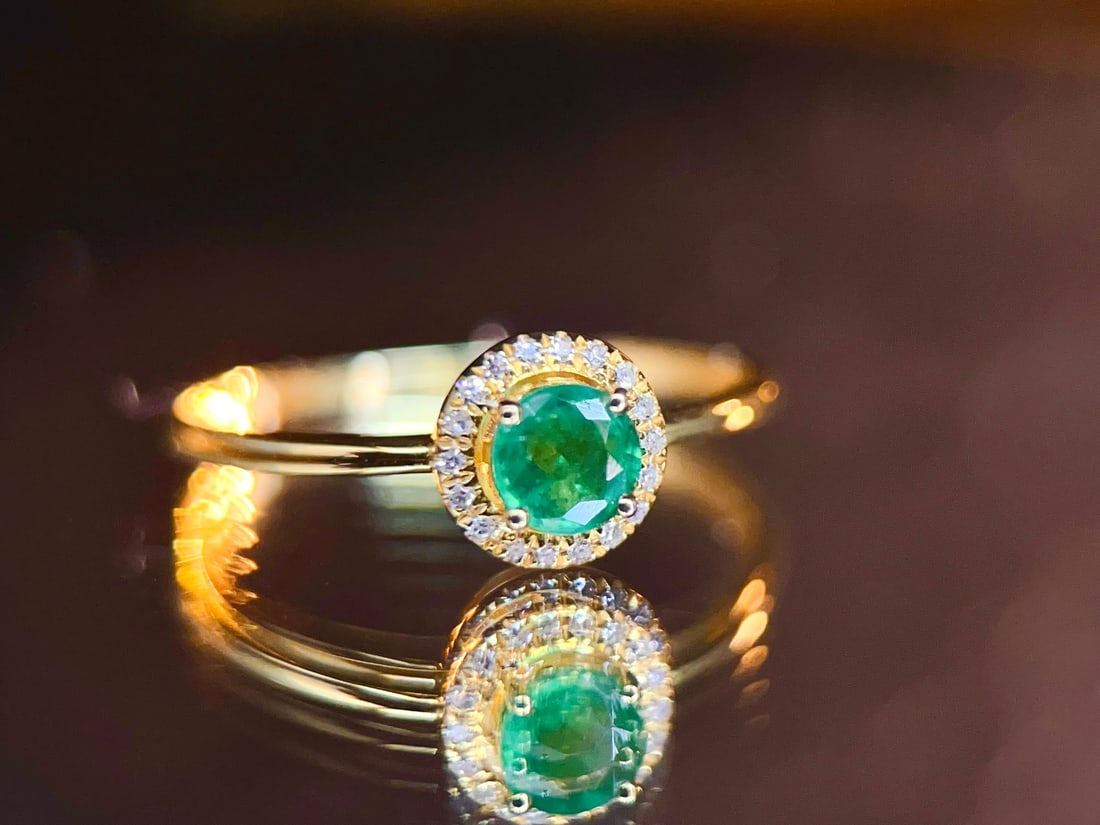 Emerald Ring: This emerald ring exudes a vintage elegance, suitable for any occasion. The exquisite design complements the natural hue of the emerald, making it irresistible. The ring's meticulous detailing