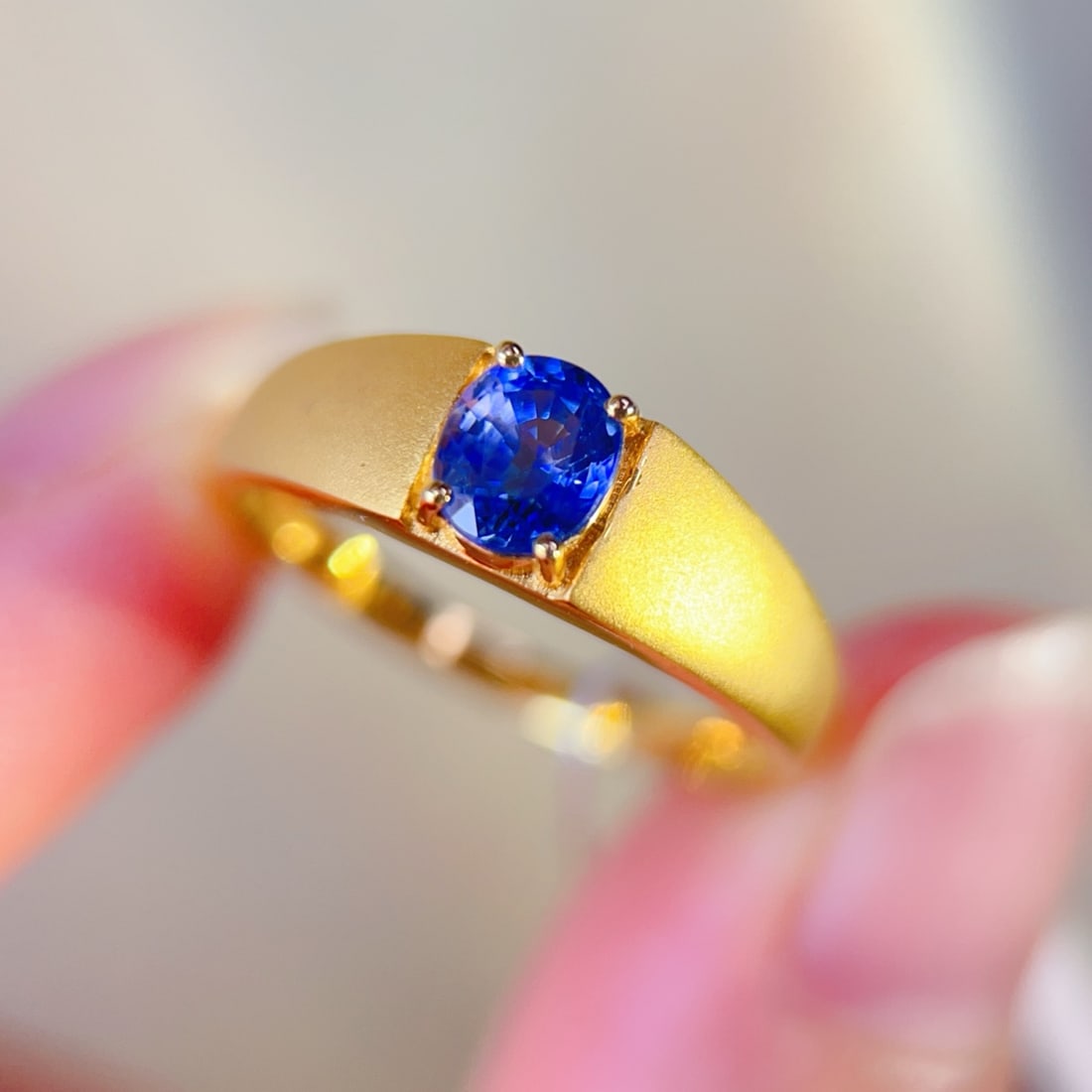 18K Gold Sapphire Ring: This 18K gold sapphire ring features a simple yet elegant design. The deep hue of the sapphire complements the sparkling brilliance of the diamonds, making it suitable for any occasion. (Total weight