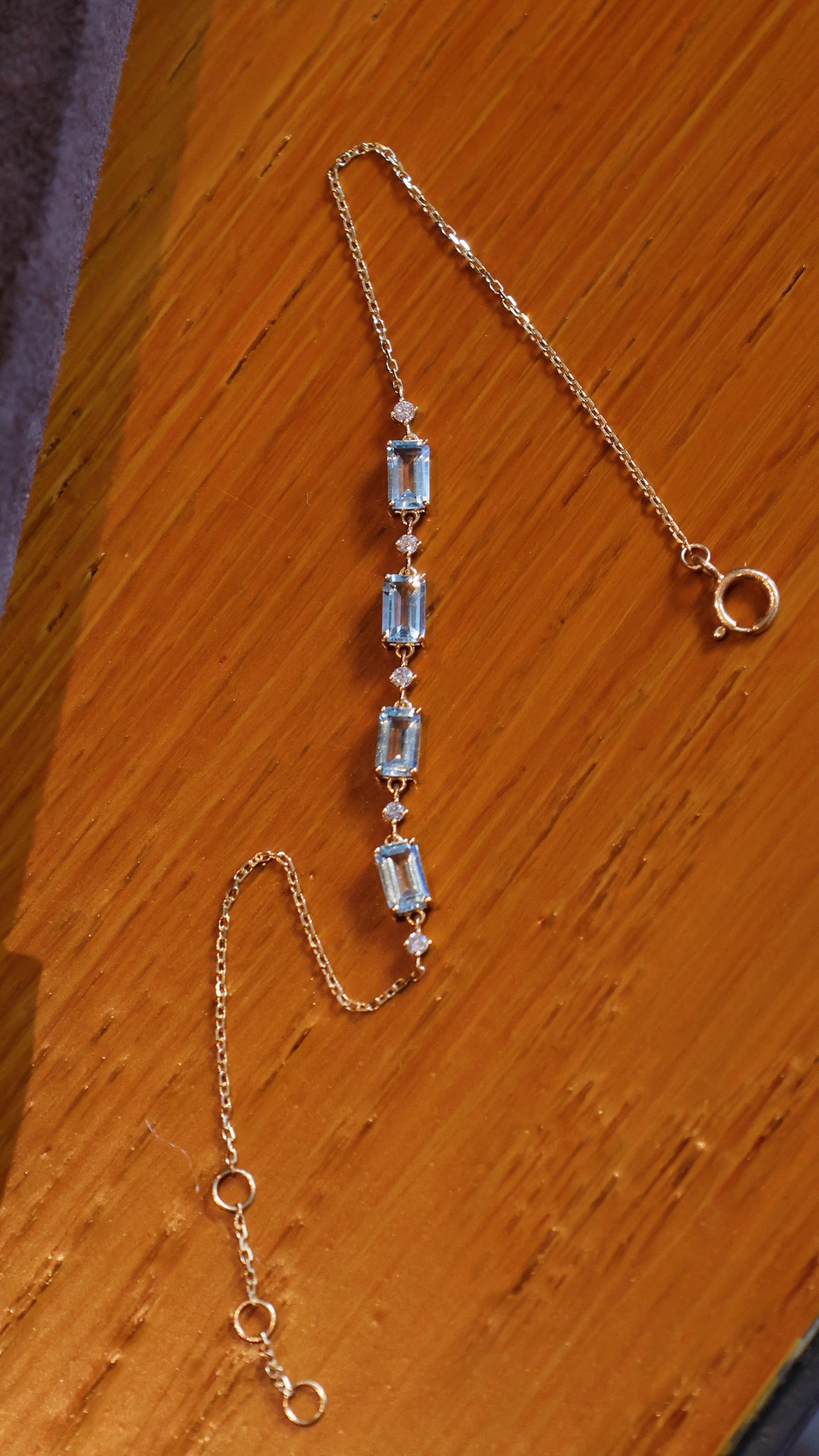 18K Gold Aquamarine Diamond Bracelet: Four rectangular aquamarines exhibit a sleek contour, interspersed with fine diamonds. The brilliance of the diamonds contrasts with the aquamarine's deep blue hue, exuding a sense of luxury with