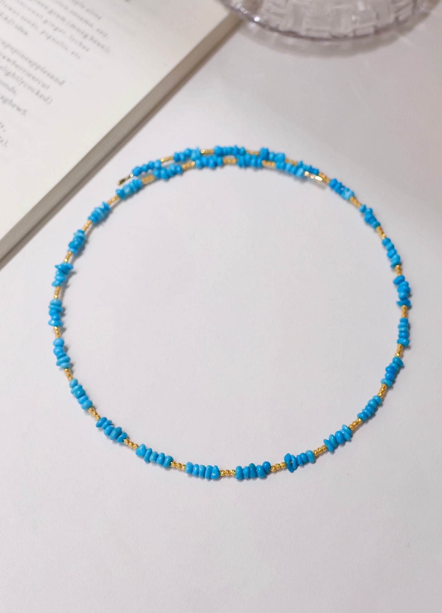 18K Gold Turquoise Choker: This 18K gold turquoise choker showcases an elegant blue charm, suitable for any occasion. Its design is simple yet exquisite, perfectly complementing the wearer's temperament.