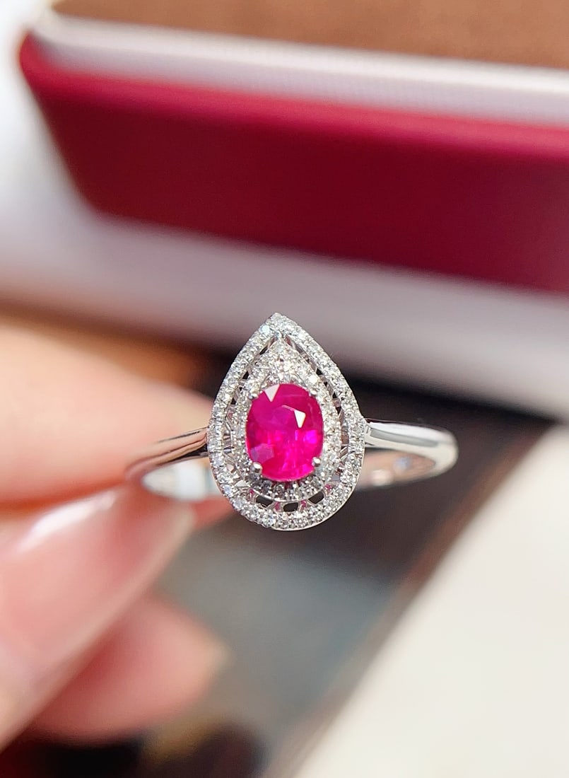 18K Gold Ruby Ring: This 18K gold ruby ring captivates with its bright and dazzling color and sparkling design. The main stone is a ruby, complemented by 57 diamonds, showcasing unparalleled luxury. (Main stone approx.