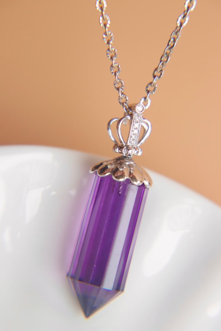 18K Gold Natural Amethyst Pendant: This pendant is meticulously crafted in 18K gold, set with a natural amethyst of pure crystal and captivating color. Paired with thick gold-set diamonds, it exudes luxury. (Main stone 10*25mm, Gold we