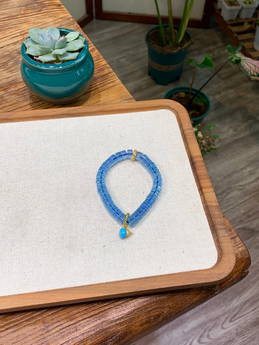 Natural Aquamarine Bracelet: This natural aquamarine bracelet is renowned for its high-quality icy transparency and refreshing color scheme. It features exquisite craftsmanship with pearl inlay spacers and green agate with diamon