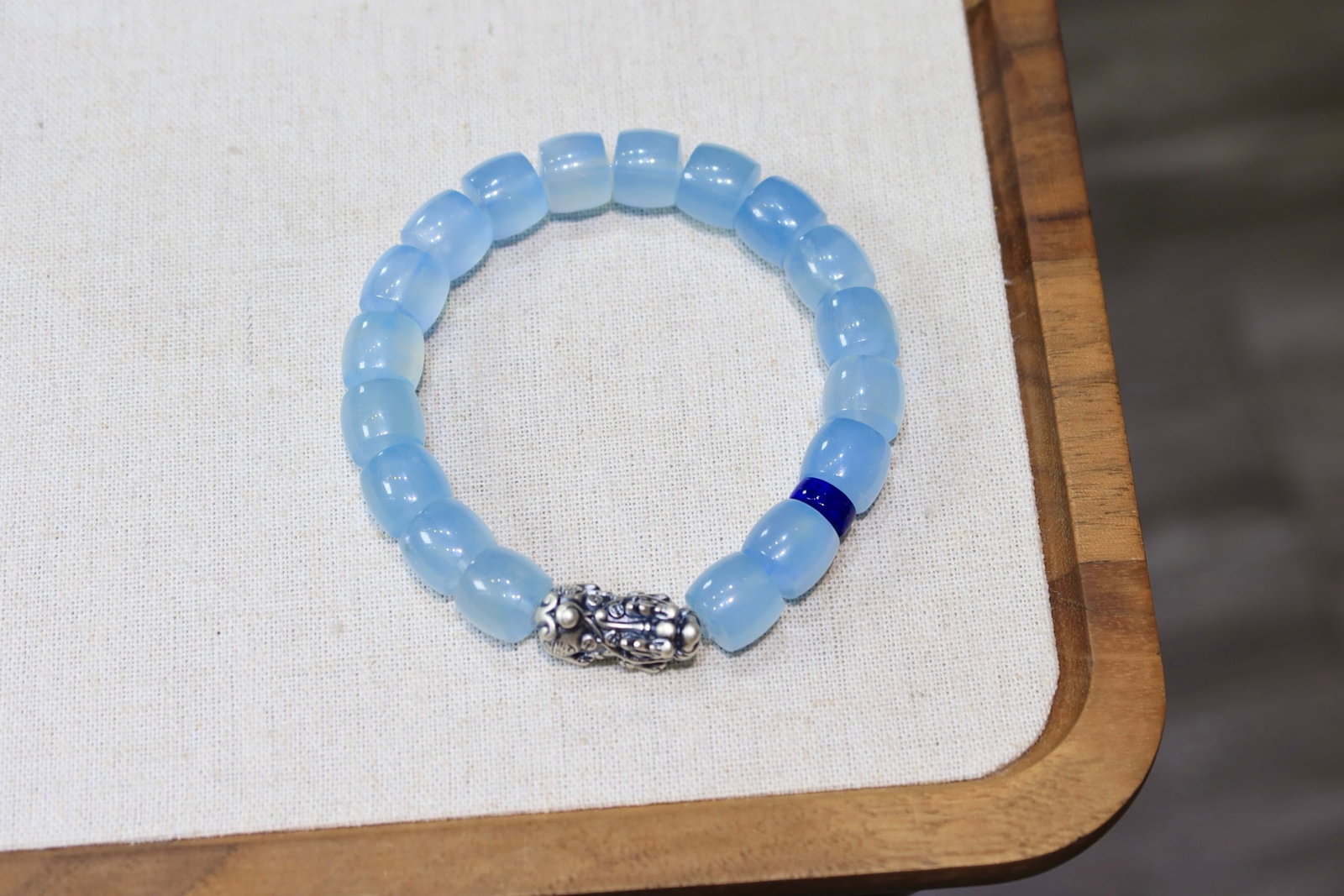 Natural Aquamarine Bracelet: This natural aquamarine bracelet is renowned for its high ice-transparent quality, with a cool color scheme that is both exquisite and eye-catching. Suitable for wearing on various occasions, showcasi