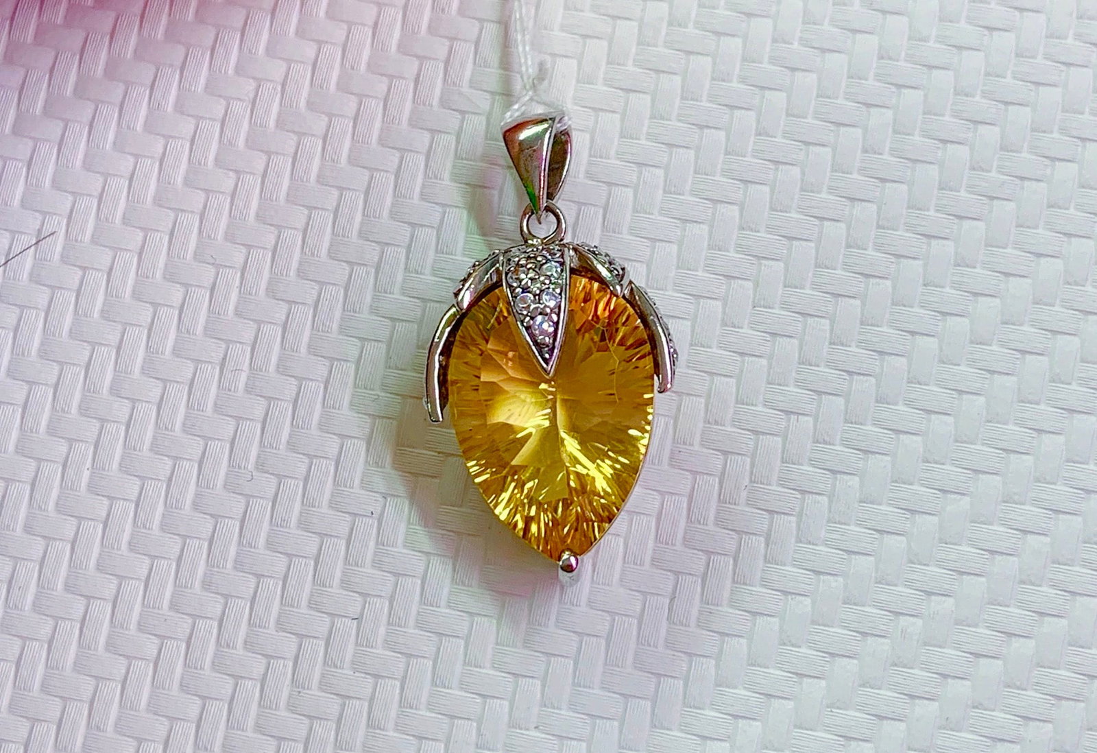925 Silver Natural Citrine Pendant: This pendant is meticulously set in 925 silver, showcasing the enchanting brilliance of natural citrine. The citrine's hue is as warm as sunlight, perfectly complementing the wearer's elegant aura. Th