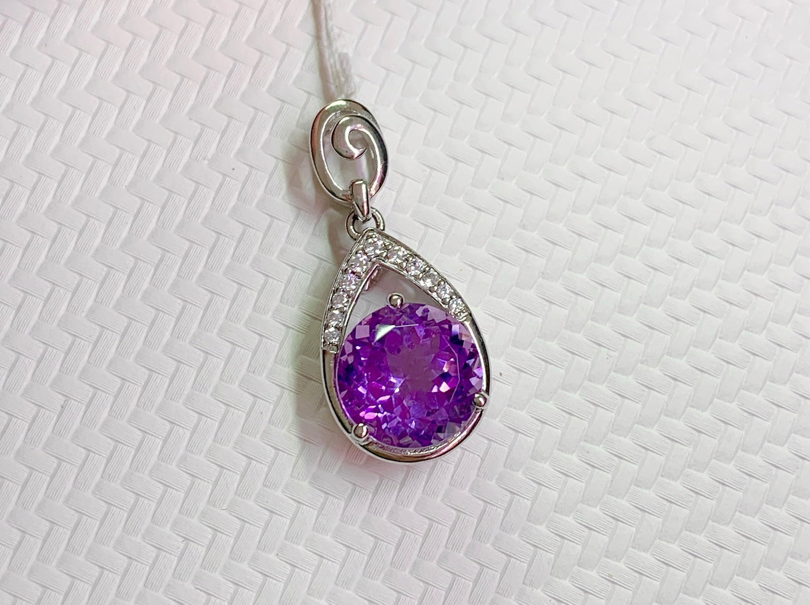 925 Silver Natural Amethyst Pendant: This pendant is meticulously crafted in 925 silver, set with a natural amethyst that displays elegant colors and captivating luster. The natural hue of the amethyst adds a unique charm to this piece o