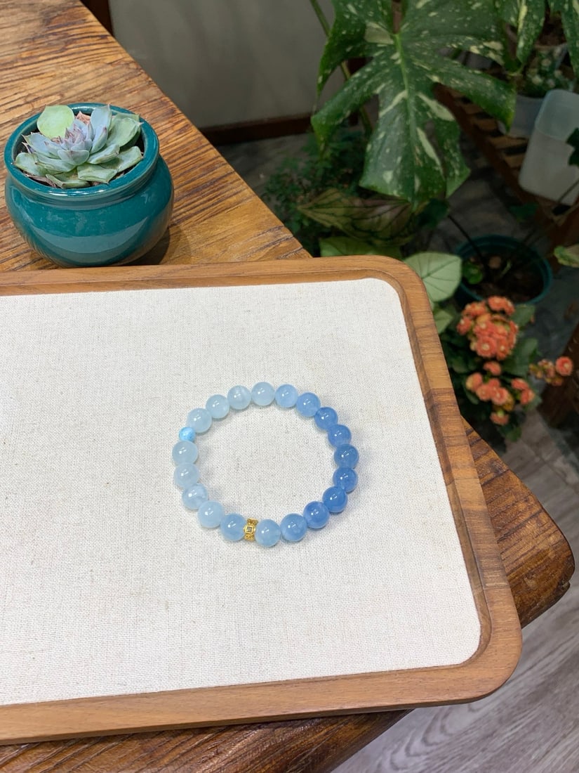 Natural Aquamarine Bracelet: This natural aquamarine bracelet showcases an elegant charm with its cool color scheme and exquisite design. Paired with larimar and old gold craftsmanship accessories, it adds a unique artistic touch