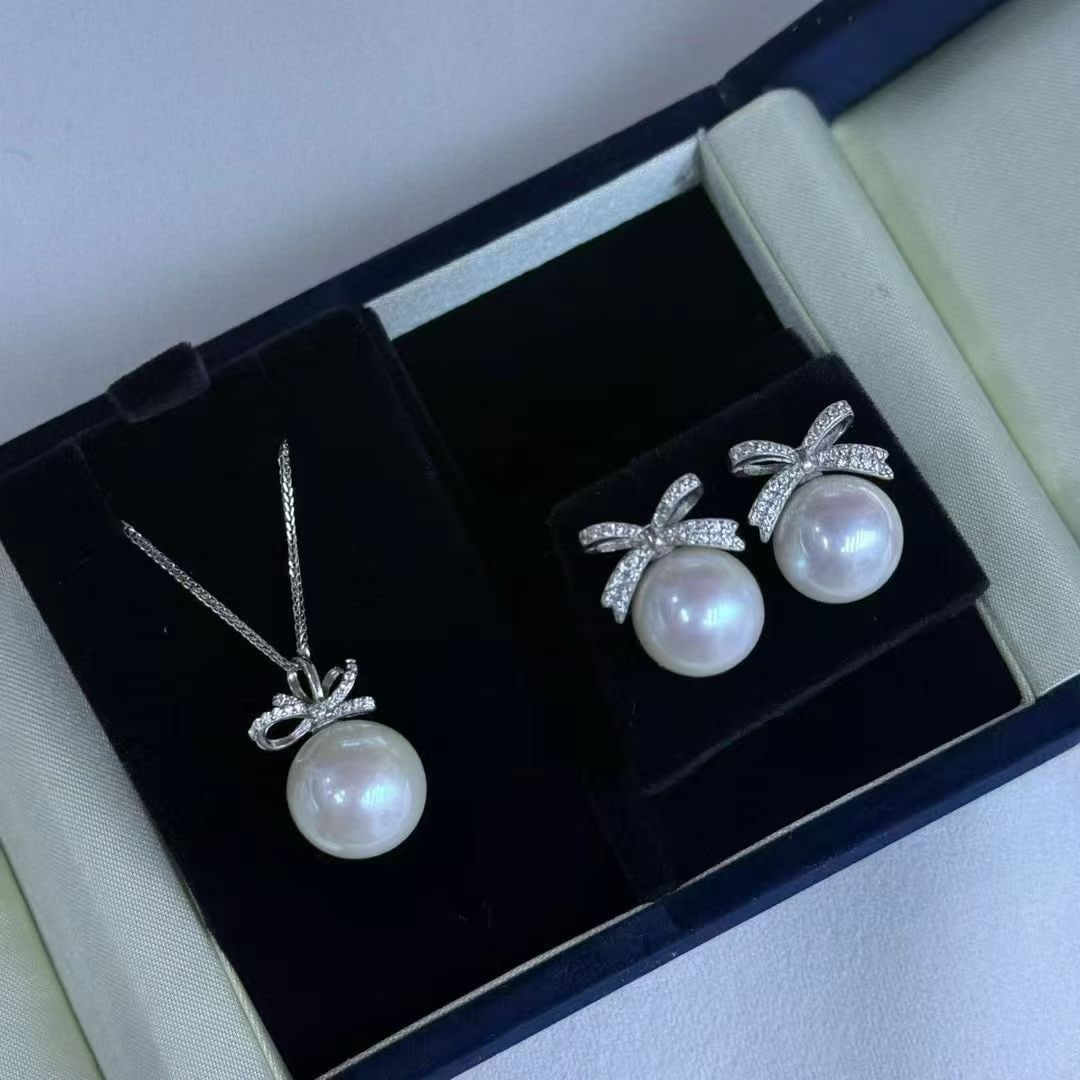 Sterling Silver Natural Edison Pearl Set: This set features meticulously crafted sterling silver, showcasing the unique charm of natural Edison pearls. The pearls on the earrings and pendant measure 11-12mm and 12-13mm respectively,