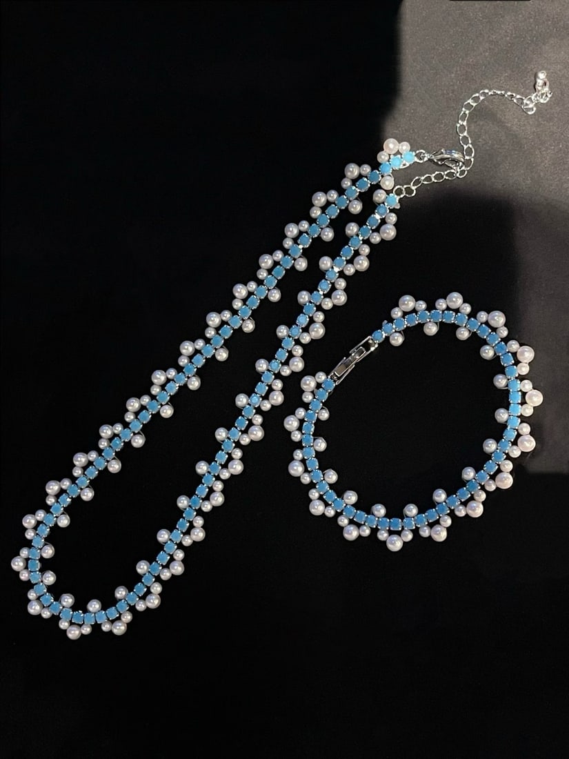 Natural Freshwater Pearl Set: This set features natural freshwater pearls, showcasing exquisite handcrafted weaving. Each pearl is carefully selected, displaying a natural gradient color, suitable for daily wear.