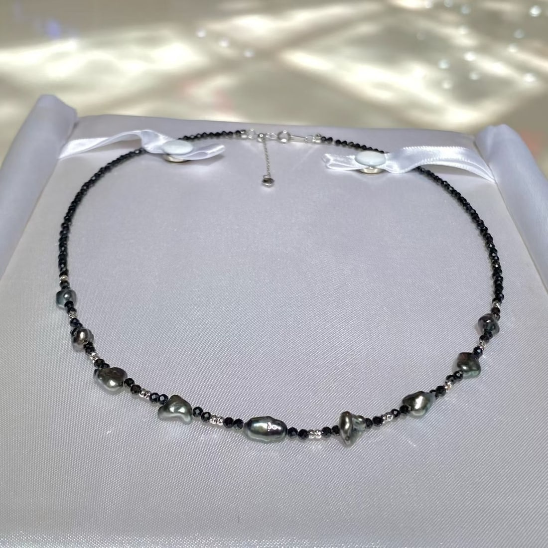 Spinel and Pearl Collarbone Necklace: This collarbone necklace combines high-grade transparent spinel with Tahitian pearls, showcasing a perfect balance of elegance and fashion. Ideal for both daily commutes and special occasions.