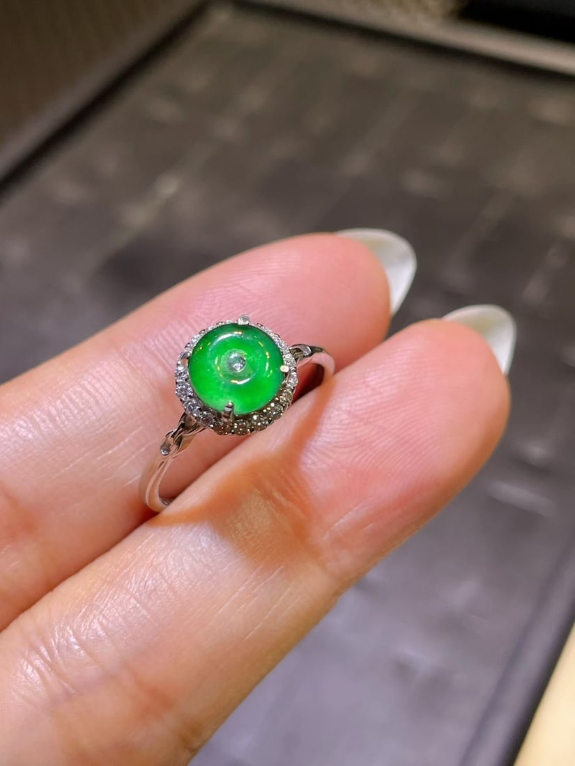 Silver-green jadeite safety buckle ring: This jadeite peace buckle ring showcases a unique charm with its icy hue and vibrant green tone. The exquisite design combined with standard silver imparts an elegant aura. The natural luster and