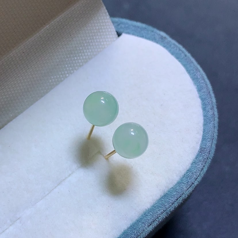 18K Gold Ice Round Bead Earrings: These earrings are meticulously set in 18K gold, showcasing a perfect icy transparency. The round bead design is simple yet elegant, suitable for various occasions. (Size 5.6mm)
