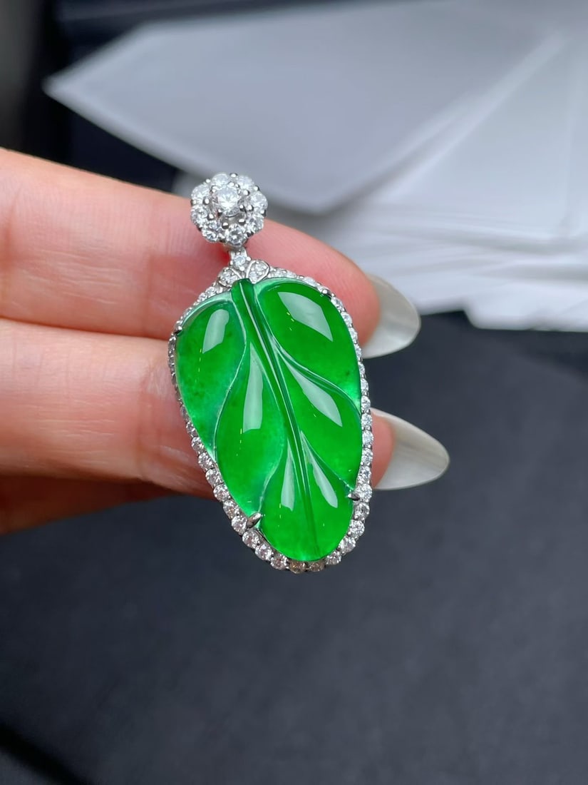Silver Full-Color Jadeite Pendant: This jadeite pendant features a full-color jade leaf design, combining both texture and color with a rich and vibrant hue. Its excellent quality makes it ideal for collectors with a refined taste. (Ba