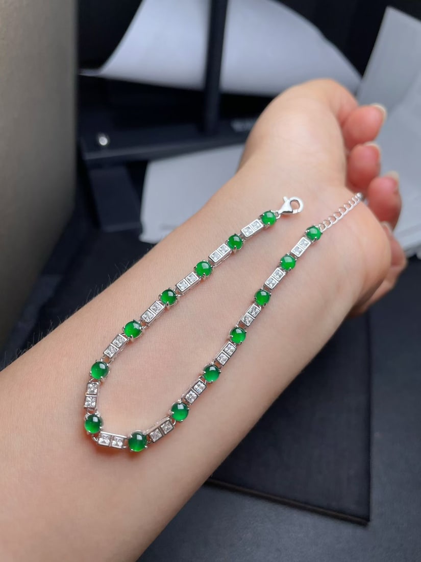 Silver Natural Jadeite Bracelet: This bracelet is made of high-quality jadeite, with each bead showcasing a crisp green color. Its exquisite design makes it an elegant accessory suitable for various occasions. (Bare stone 4mm)