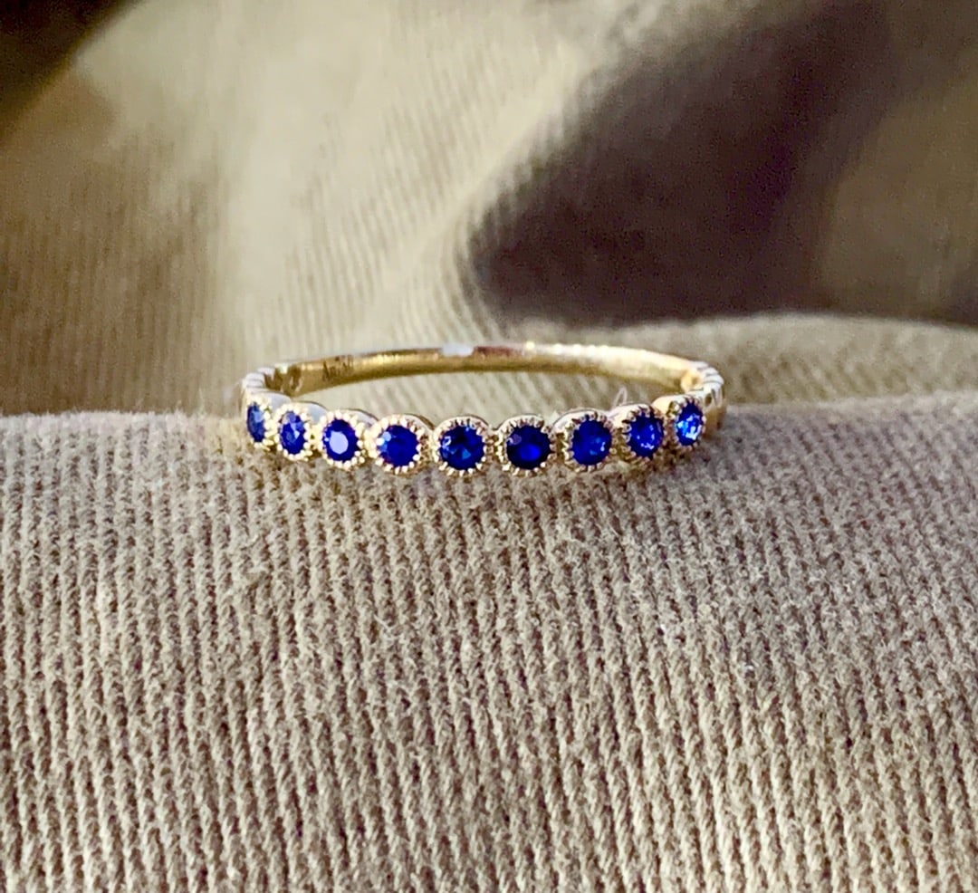 18K Gold Sapphire Ring: This ring is crafted with exquisite skill, exuding a noble and elegant temperament. The gold-plated design on both sides of the band enhances wearing comfort.