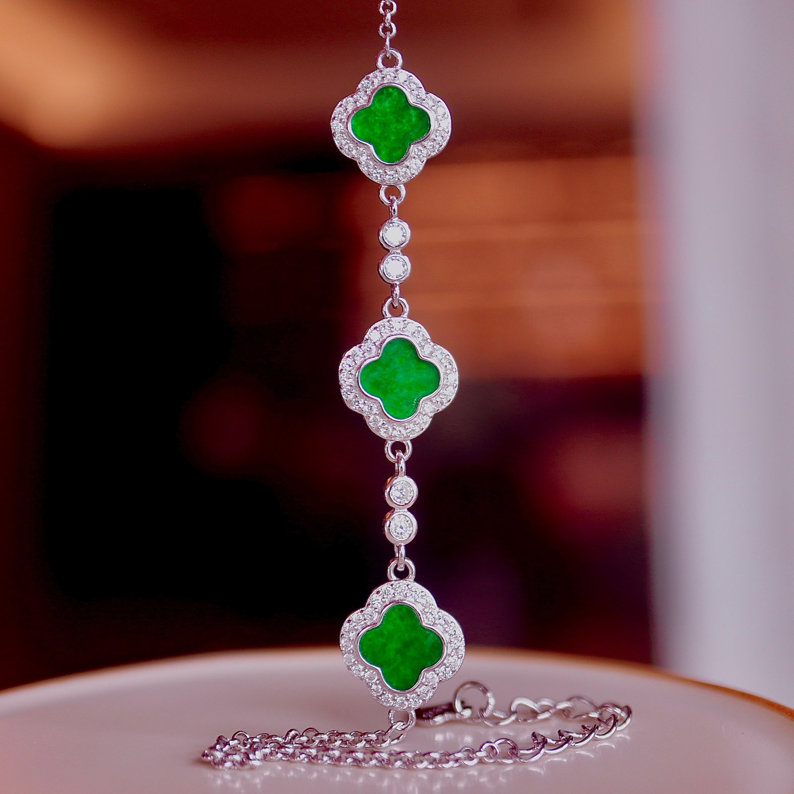 Natural Jade Bracelet: This natural jade bracelet features a four-leaf clover design, exuding an elegant and sophisticated style. Each jade piece is vividly colored, with mother-of-pearl inlay on the back adding a unique
