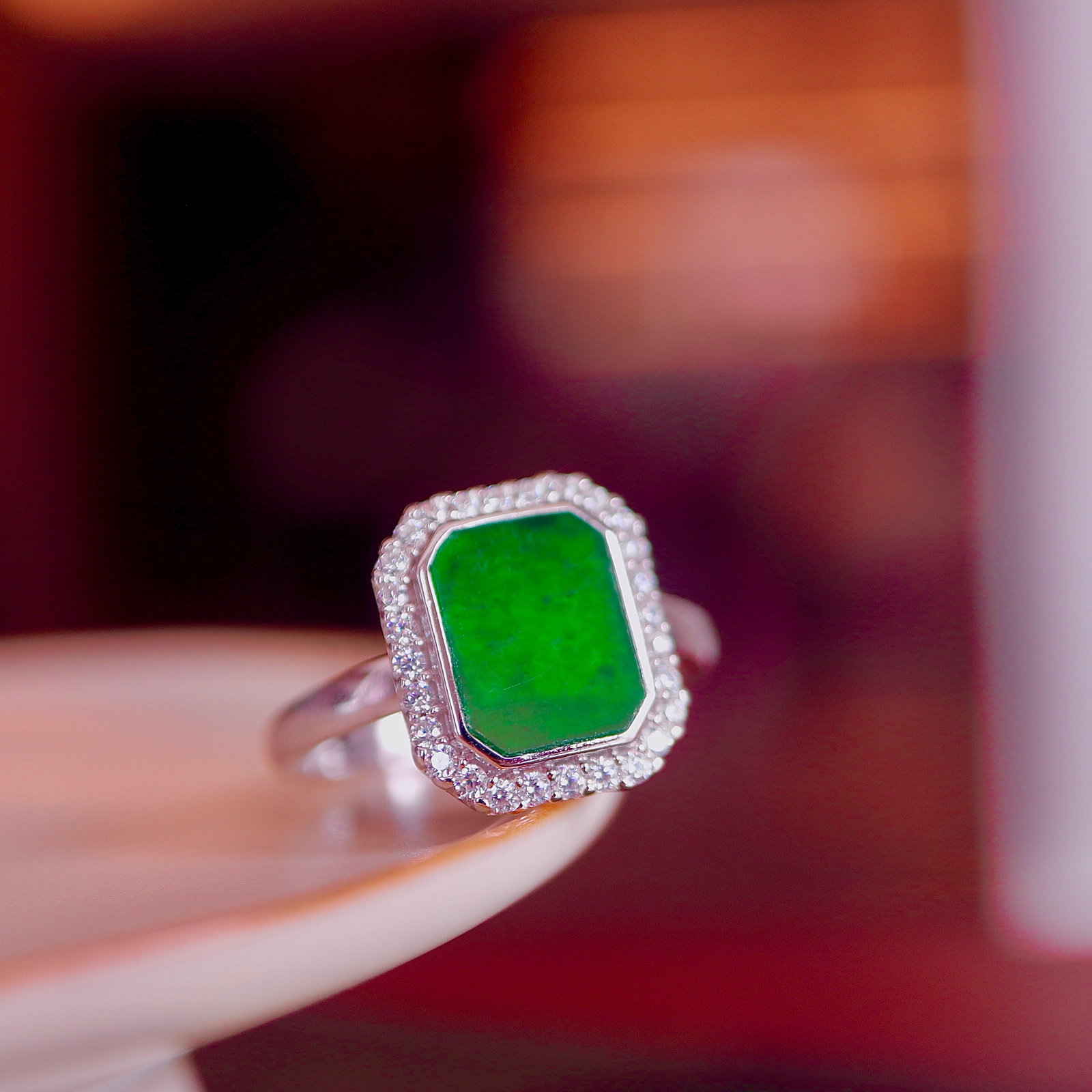 Natural Jadeite Ring: This natural jadeite ring is set in S925 sterling silver, exuding a grand and elegant style. The jadeite has a vibrant green hue, full of high-end jewelry quality. The overall design is simple yet
