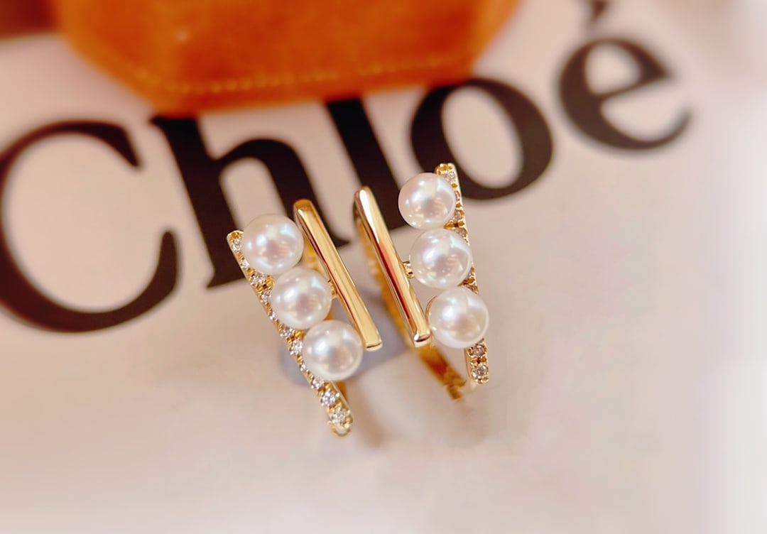 18K Gold Diamond Pearl Earrings: These earrings feature 18K gold set with diamonds and 3.5-4mm strong pink luster pearls, showcasing the enchanting luster of pearls and the brilliance of diamonds. The unique design exudes elegance.