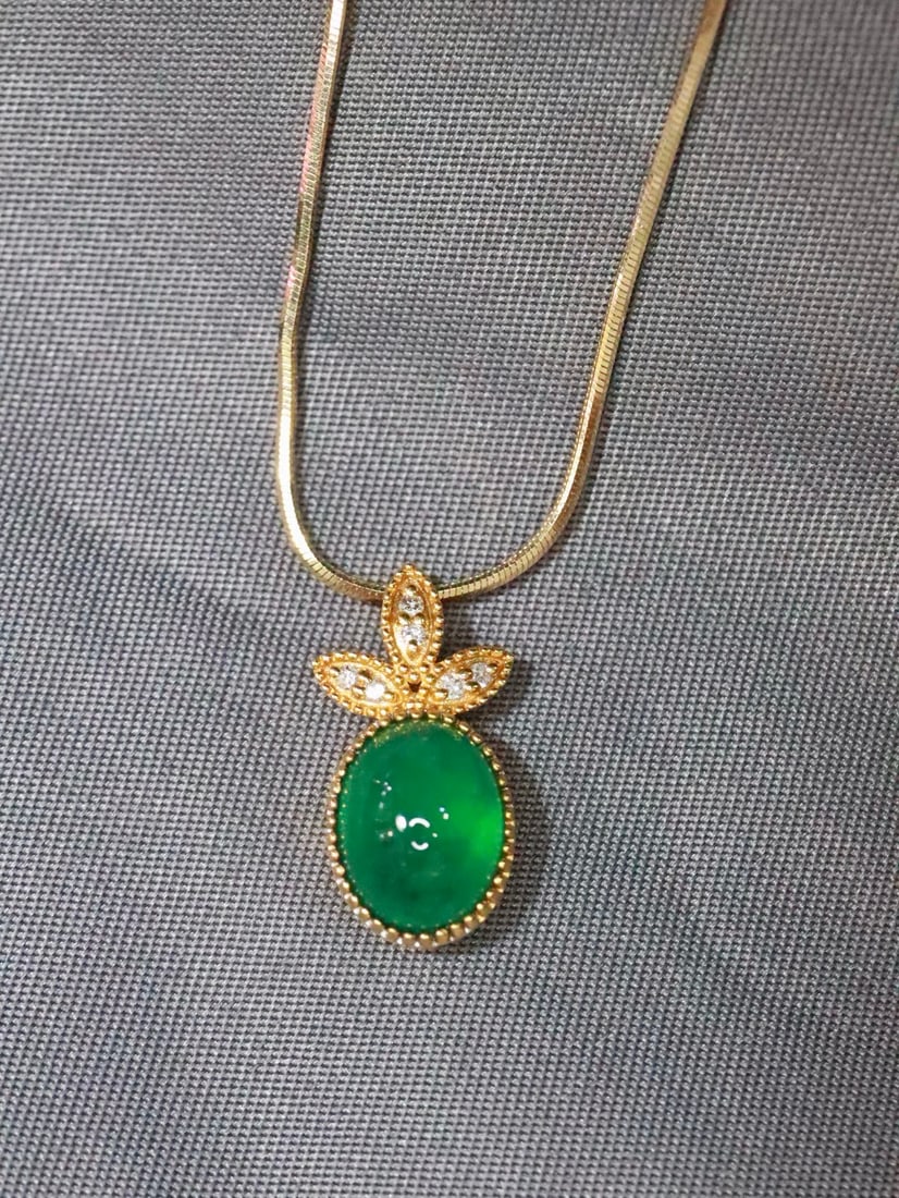 18K Gold Emerald Pendant (1 of 6)