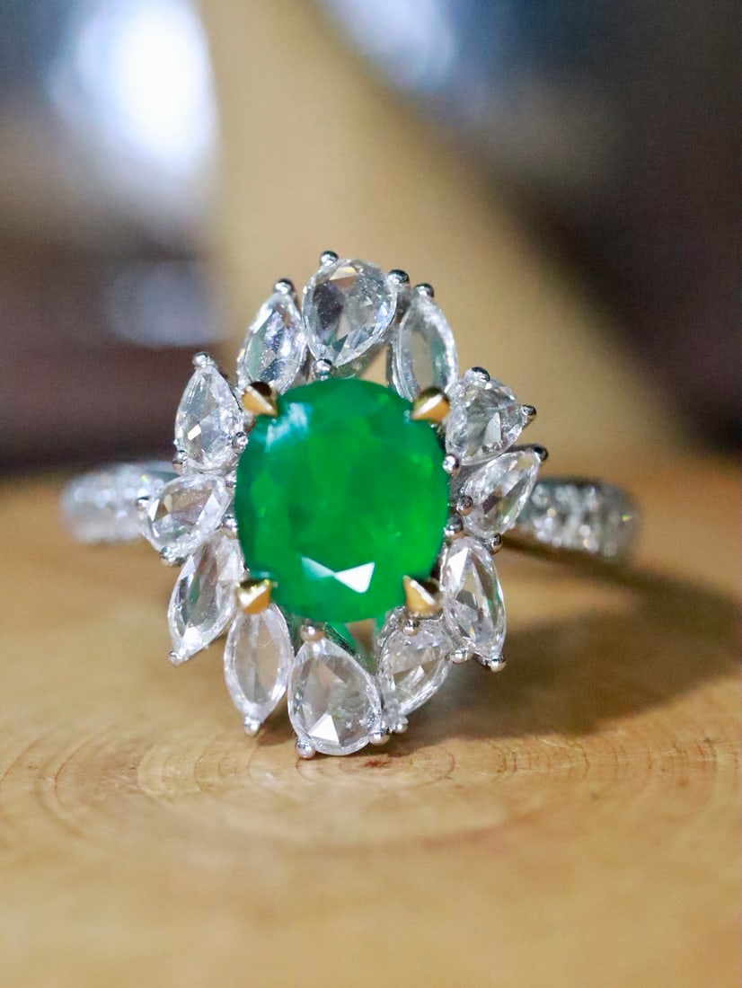 18K Gold Emerald Ring: This emerald ring exudes understated luxury with its vivid and rich color, showcasing a noble aura. Paired with diamonds, the overall design is exquisite and elegant. (Main stone 1.04 carats, side sto