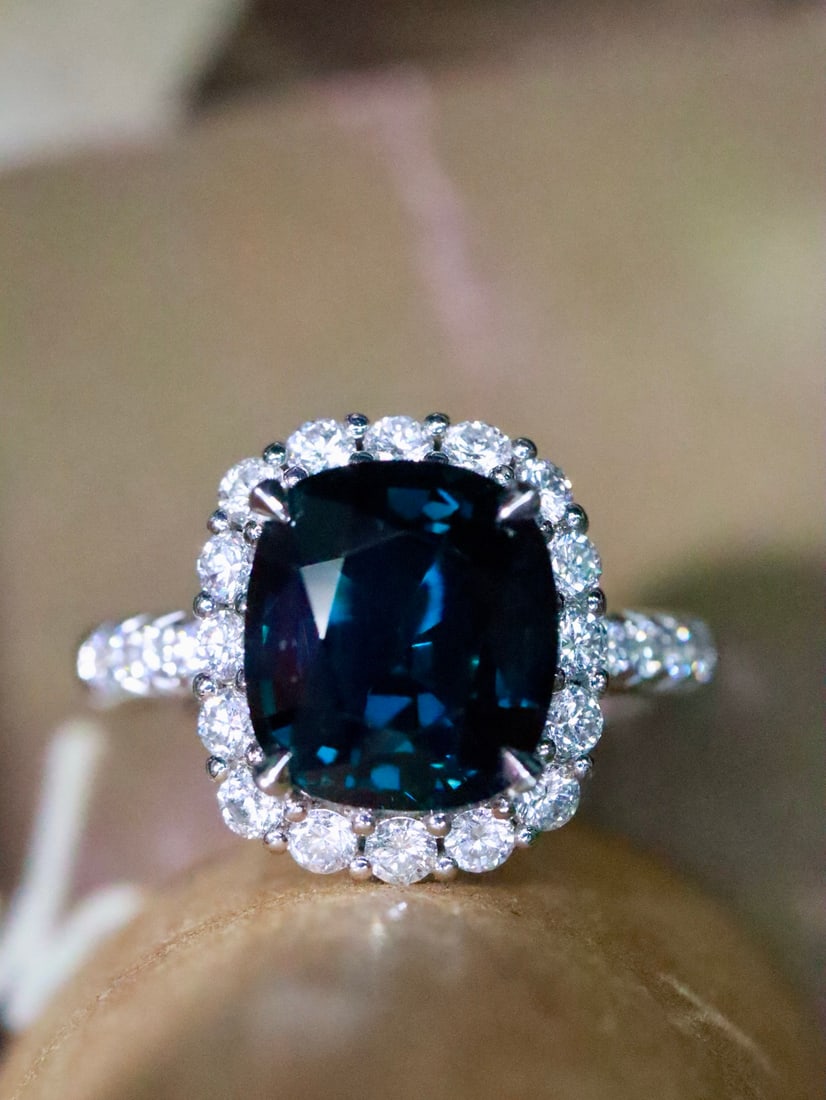 Platinum Natural Spinel Ring: This platinum ring features a natural spinel with a rich color, exuding a mysterious and melancholic charm. The high-quality diamonds enhance its noble aura. The overall design is simple yet