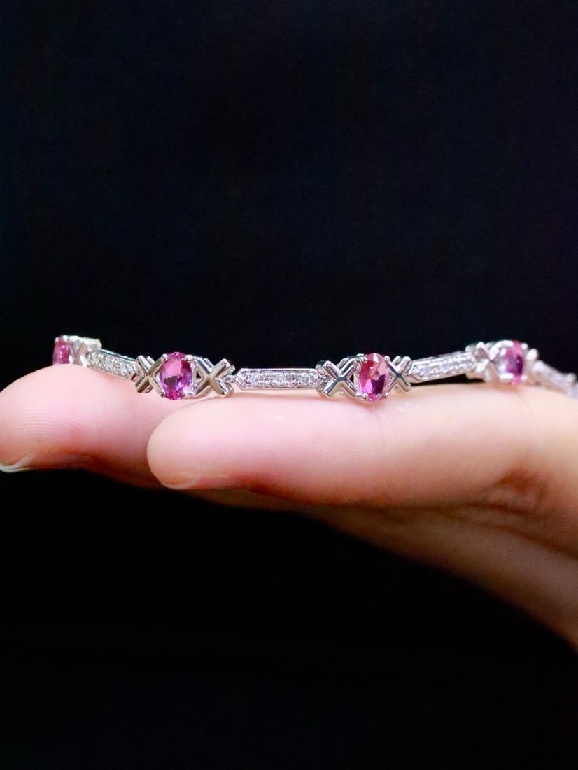 18K Gold Natural No-Heat Ruby Bracelet: This bracelet is meticulously crafted in 18K gold, set with a natural no-heat ruby, showcasing a perfect blend of classic and elegance. The ruby's rich hue, paired with sparkling diamonds, exudes