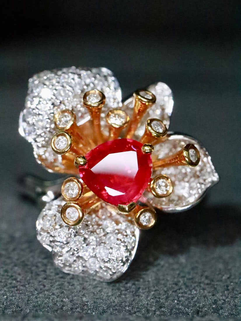 18K Gold Natural No-Heat Ruby Ring: This ring is meticulously crafted in 18K gold, featuring a no-heat Mozambique ruby that exudes a noble and elegant aura. Complemented by sparkling diamonds, the overall design is both elegant and