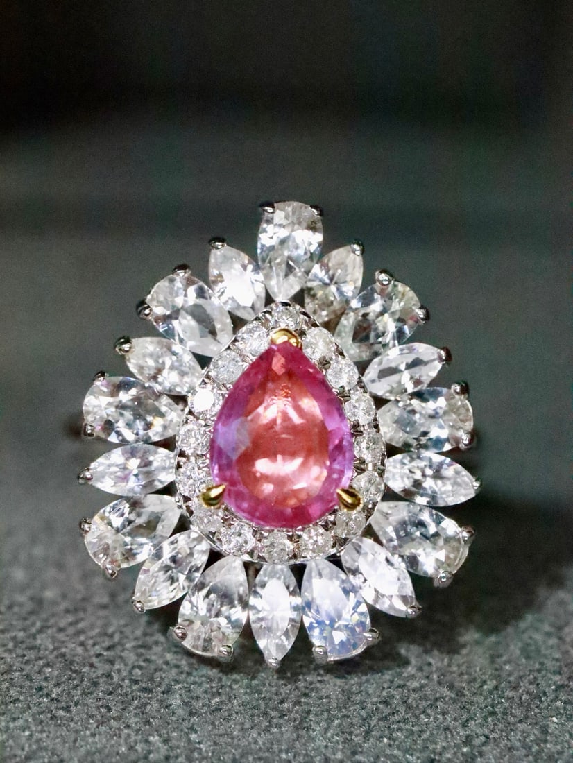 18K Gold Unheated Padparadscha Ring: This ring perfectly combines the brilliance of diamonds with the vibrant colors of Padparadscha, showcasing unparalleled splendor. The texture of 18K gold and the radiance of the gemstones complement