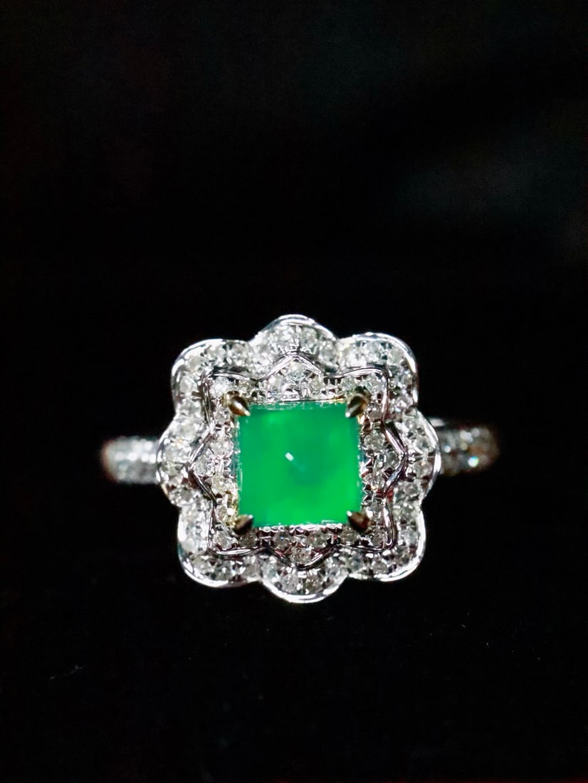 18K Gold Emerald Ring: This ring showcases the unique charm of emerald, complemented by the sparkling brilliance of diamonds, making it truly captivating. The 18K gold material adds a touch of nobility to the overall