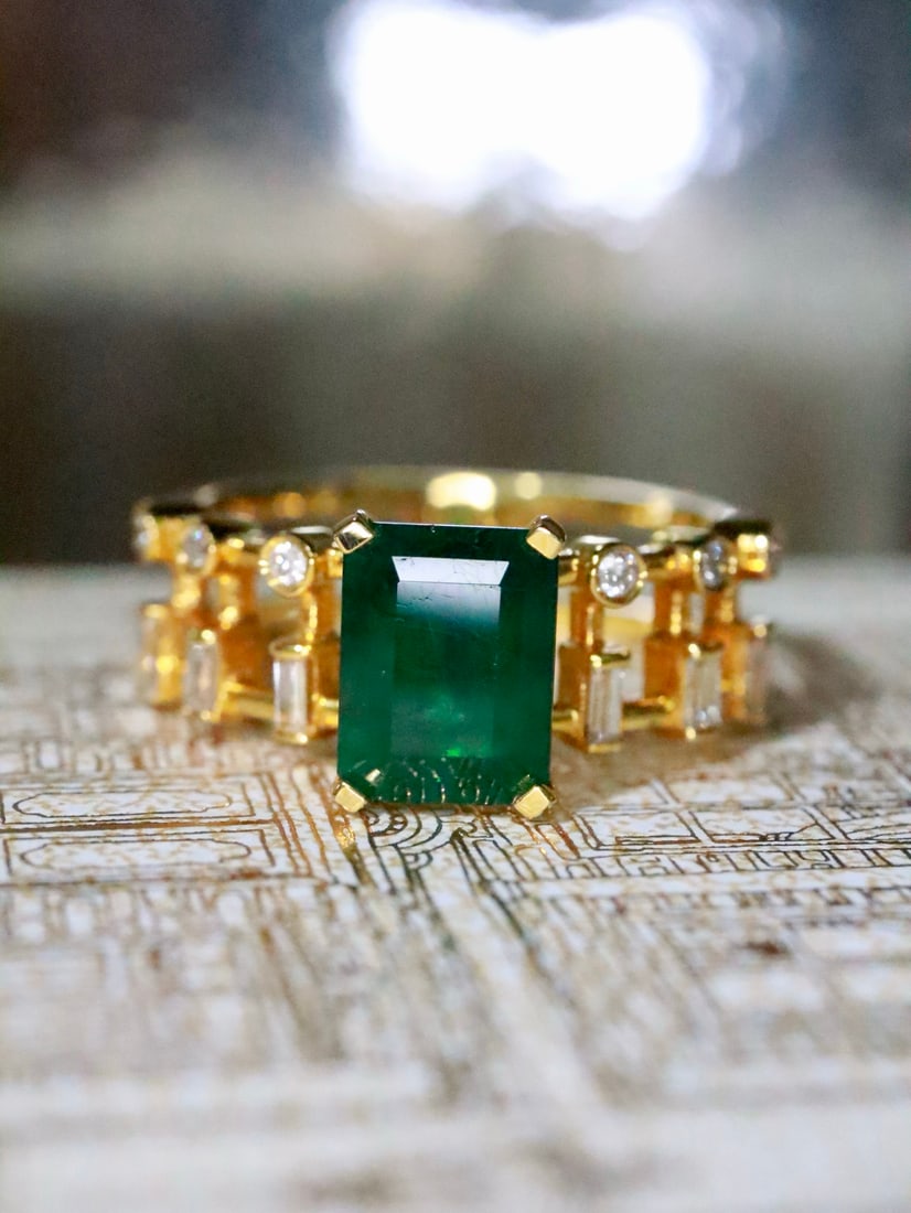18K Gold Natural Emerald Ring: This emerald ring showcases a rich hue that is truly stunning. The main stone's brilliance adds unparalleled charm. The ring's design is simple yet elegant, suitable for any occasion. (Gold weight 3.7