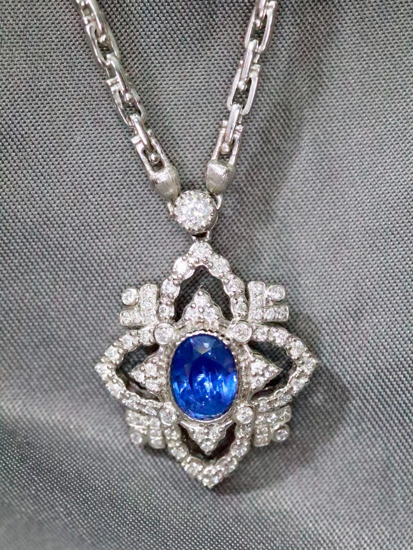 Platinum Sapphire Necklace: This necklace perfectly showcases the unique charm of sapphires with its elegant design and exquisite craftsmanship. The deep blue of the sapphires adds unparalleled allure to the wearer. The