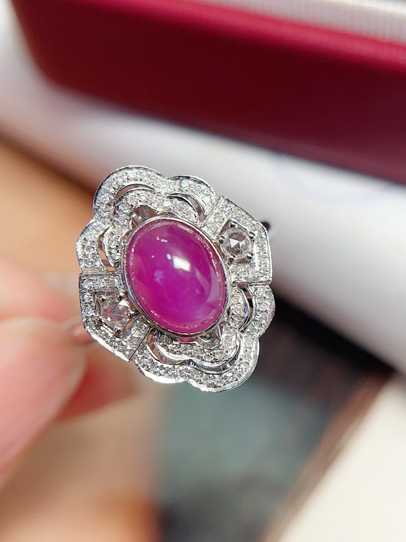 18K Gold Untreated Star Ruby Ring Pendant: This 18K gold untreated star ruby ring pendant features a unique Chinese style design, exuding elegance and dynamism. The main stone is an approximately 1.9-carat untreated star ruby, complemented by 