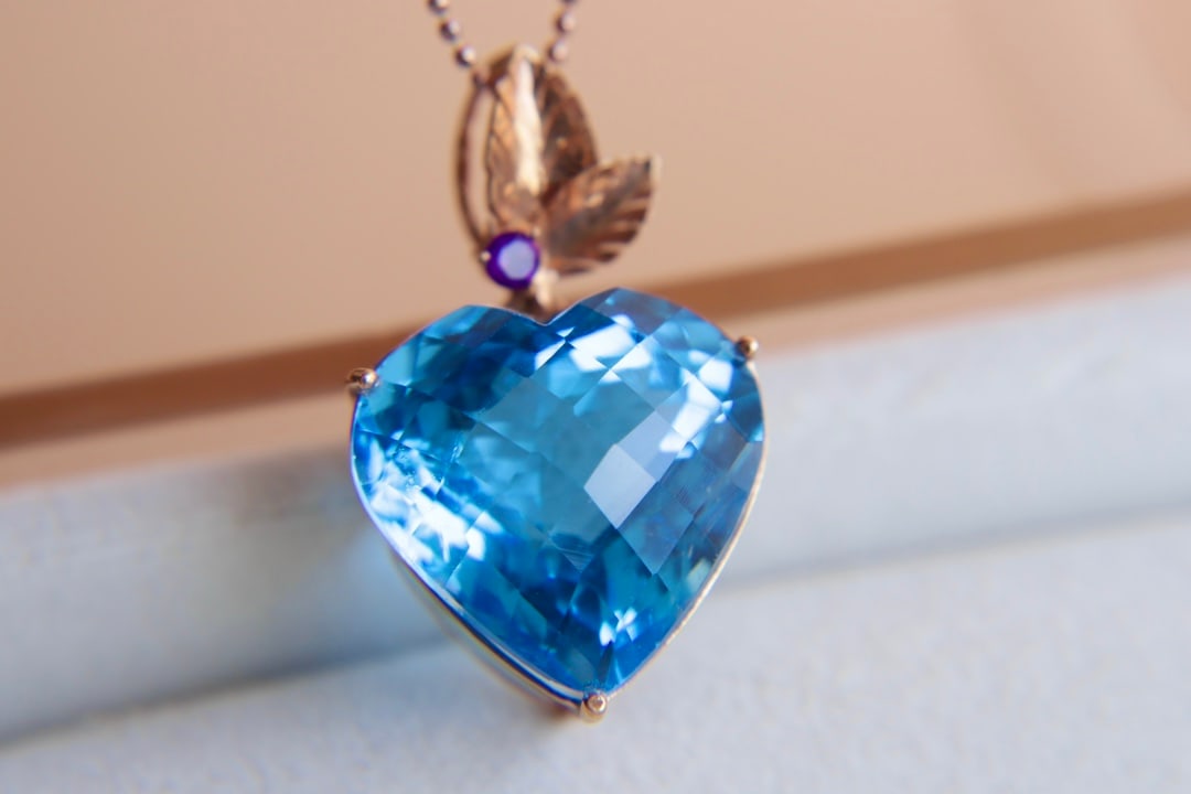 18K Gold Topaz Pendant: This pendant is meticulously crafted in 18K gold, set with a brilliant topaz, exuding an aura of elegance and nobility. The topaz shines even brighter against the golden backdrop, suitable for any