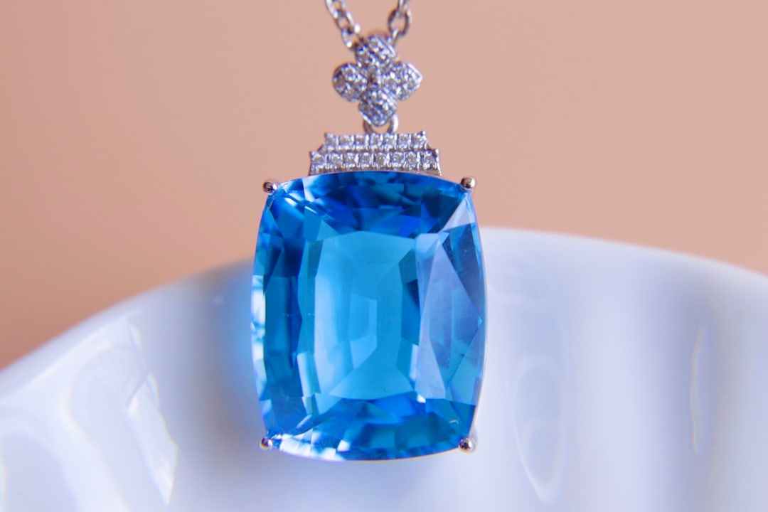 18K Gold Topaz Diamond Pendant: This 18K gold pendant features a 30.25-carat topaz, elegantly set with exquisite diamonds, showcasing a simple yet grand style. The topaz's color is particularly striking, captivating at first sight.