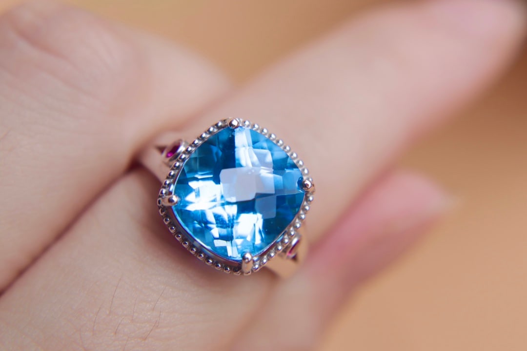 18K Gold Natural Topaz Ring: This 18K gold ring features a natural topaz with a flawless crystal, complemented by rubies, exuding an elegant and noble aura. The ring's exquisite design makes it suitable for various occasions.