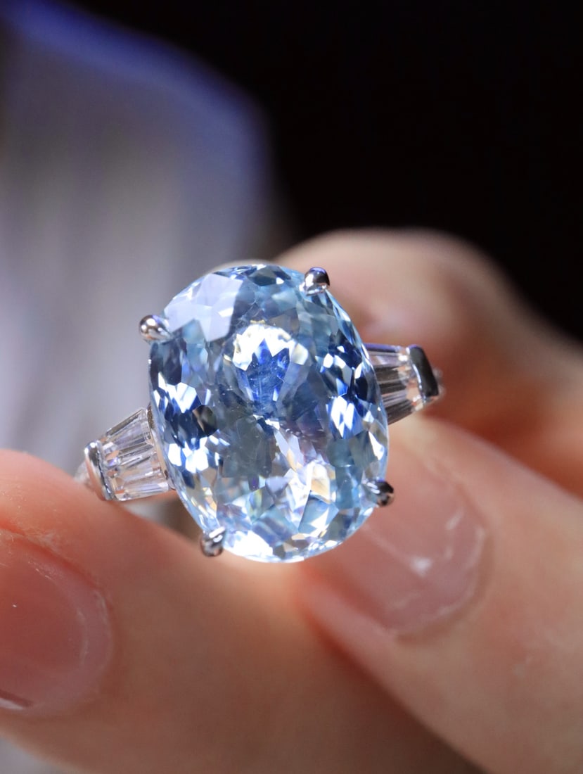18K Gold Aquamarine Ring: This ring features a brilliant aquamarine, expertly cut to exhibit diamond-like brilliance. Complemented by exquisite diamonds and white sapphires, the design is elegant and captivating. (Main stone 5