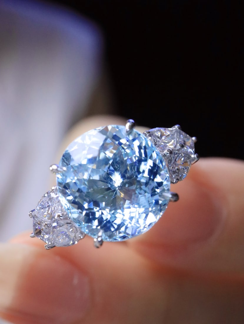 18K Gold Flawless Aquamarine Ring: This ring is crafted in 18K gold, featuring a flawless aquamarine with perfect cut, showcasing unparalleled brilliance. Its elegant design is suitable for various high-end occasions. (Main stone