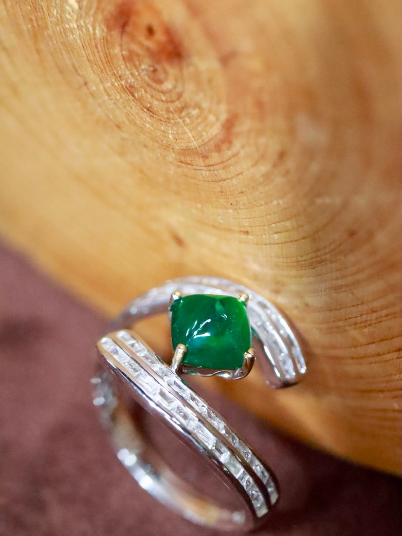 18K Gold Natural Emerald Ring: This ring is meticulously set in 18K gold, featuring a 1.01-carat emerald with a vivid Warden green hue, eye-clean and with excellent luster. Complemented by high-quality diamonds, the overall design