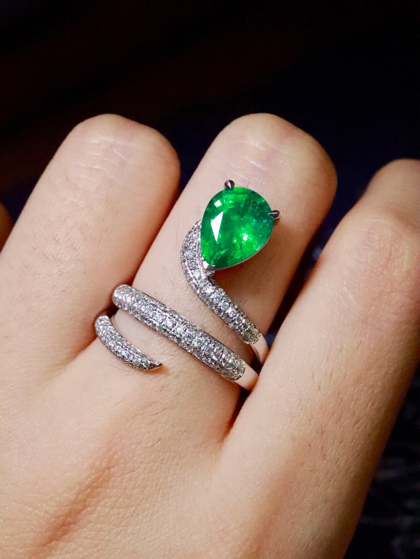 Platinum Natural Emerald Diamond Snake Ring: This platinum snake ring captivates with its unique design and noble aura. The natural pear-shaped emerald boasts a rich color, complemented by a full diamond snake ring design, showcasing a perfect