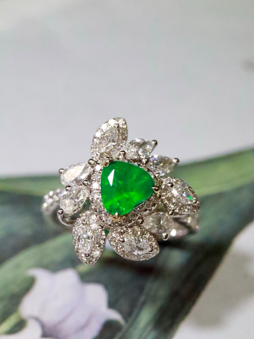 18K Gold Emerald Ring: This ring is meticulously crafted in 18K gold, with the emerald's hue resembling a gift from nature, captivating the heart. The brilliance of the diamonds complements the emerald perfectly,