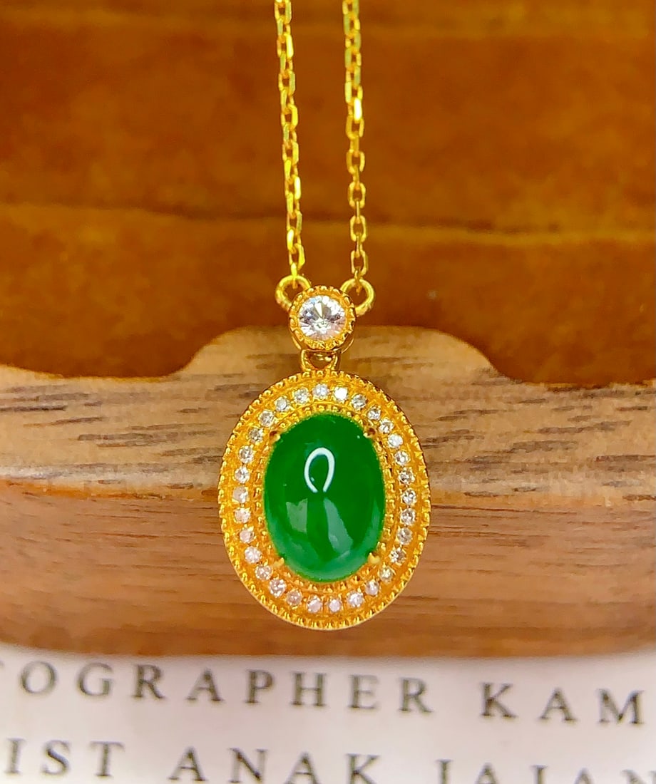 18K Gold Natural Emerald Necklace: This necklace is meticulously crafted in 18K gold, set with a natural emerald that exudes enchanting brilliance. Surrounded by 31 diamonds, it adds a touch of luxury. Suitable for any occasion, it exu