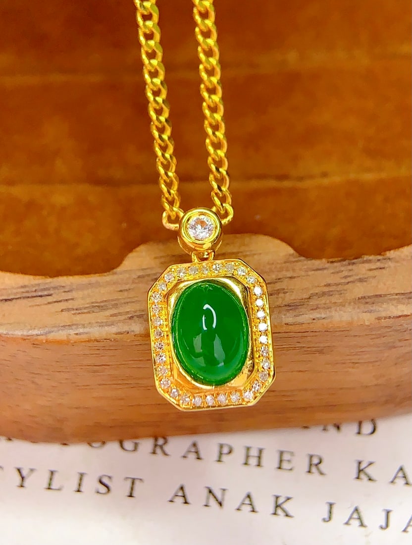 18K Gold Natural Emerald Necklace: This necklace is meticulously crafted in 18K gold, showcasing the unique charm of natural emerald. The brilliance of the main stone complements the 33 diamonds, with a colored gemstone adding