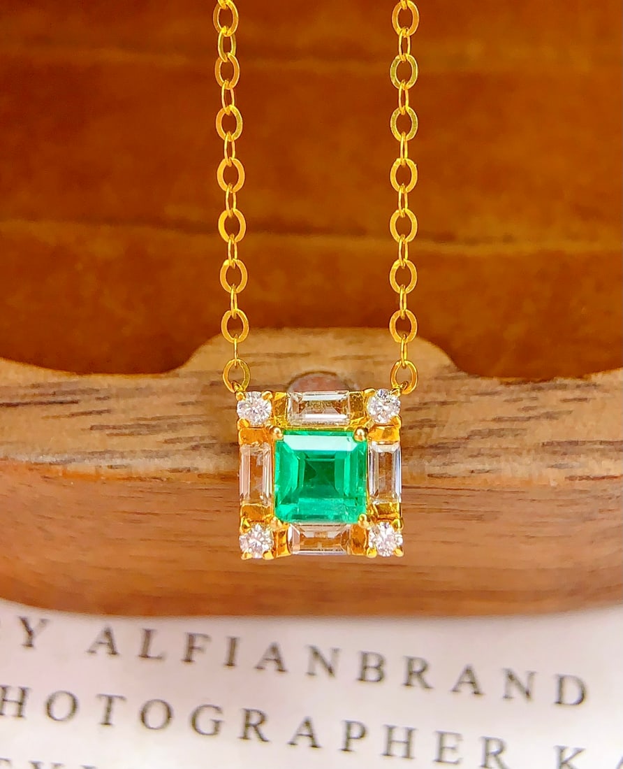 18K Gold Natural Emerald Necklace: This necklace is meticulously crafted in 18K gold, set with a natural emerald, exuding elegance and nobility. The brilliance of the main stone complements the diamond accents, while the colored