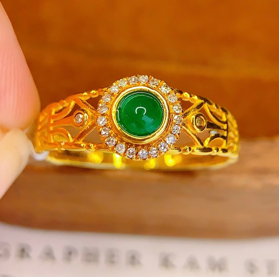 18K Gold Natural Emerald Ring: This 18K gold ring features a natural emerald, showcasing a perfect blend of classic and elegance. The ring's design is exquisite, with luxurious details. The emerald's deep hue is captivating.