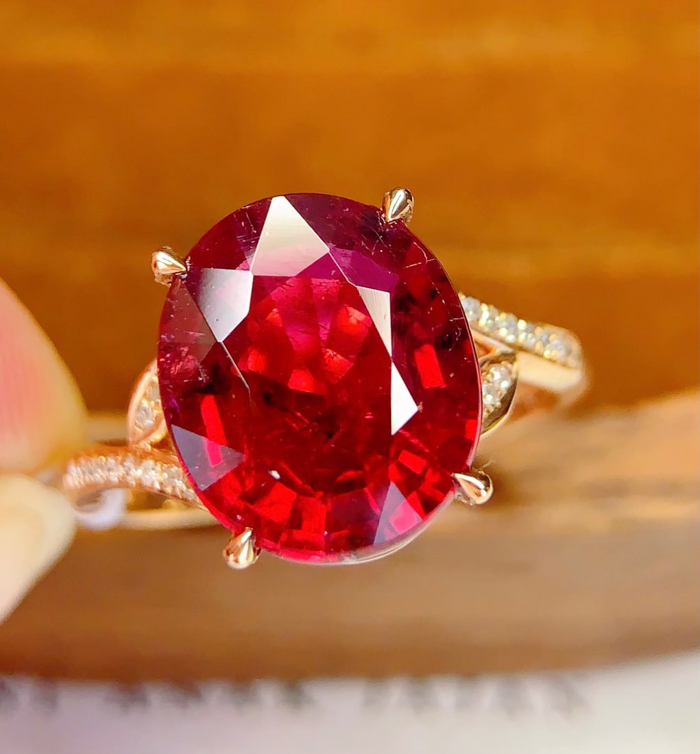 18K Gold Natural Tourmaline Ring: This ring is meticulously crafted in 18K gold, featuring a brilliant natural tourmaline that exudes an aura of elegance and nobility. Surrounded by 24 diamonds, it adds unparalleled brilliance.