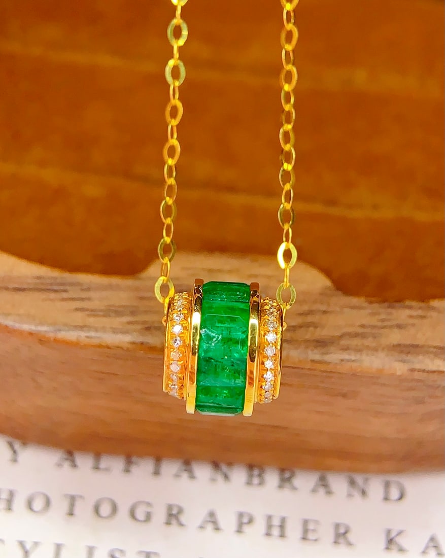 18K Gold Natural Emerald Necklace: This necklace is meticulously crafted in 18K gold, featuring a natural emerald that exudes noble elegance. The deep hue of the emerald is captivating. Diamonds set on the chain sparkle like stars, add